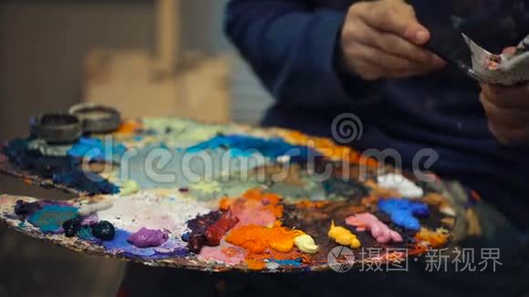 艺术家画笔混合彩色油画调色板视频
