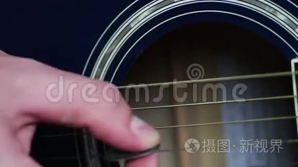 一个弹声吉他的人视频