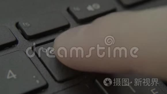 手指按键盘上有数字的按钮视频