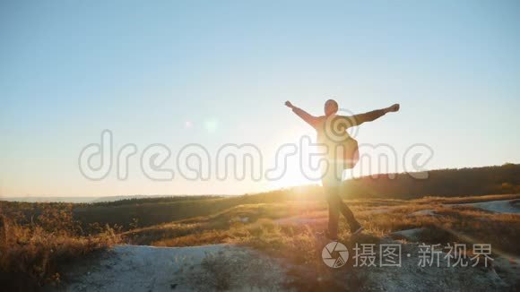 男子剪影成功手扶游客徒步旅行探险登山者日落爬山