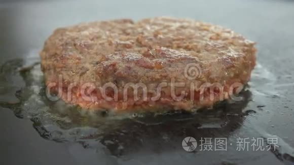 汉堡包切肉烤烧烤视频