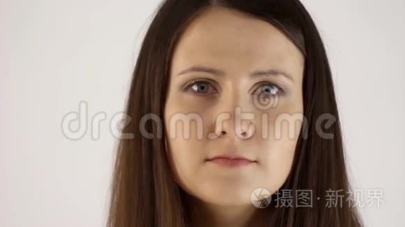 一个年轻女人表达情感的视频视频