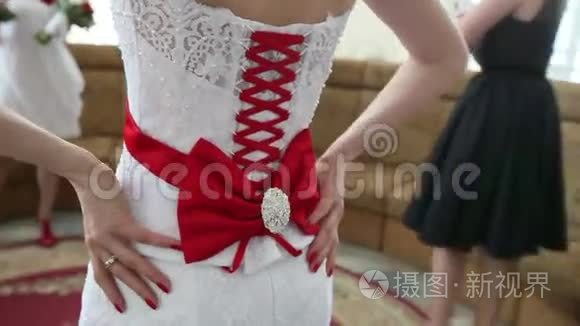 红色丝带背面的新娘胸衣领带视频