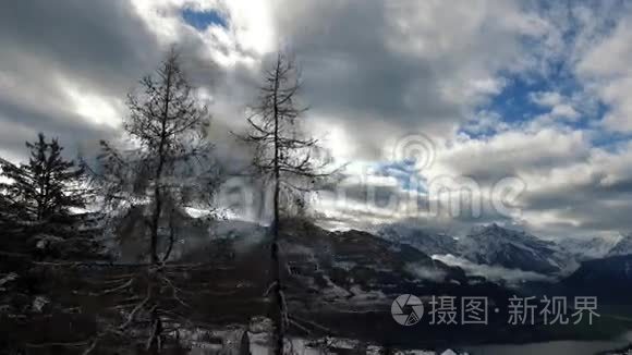 飞越群山中白雪覆盖的村庄