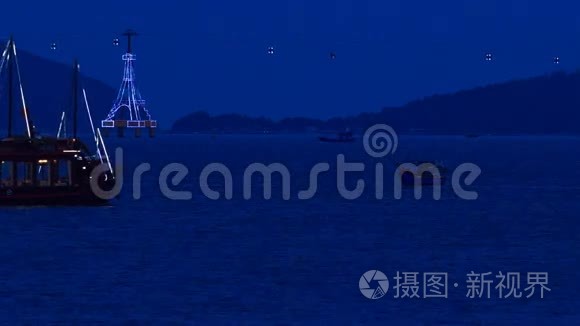 海湾漂流船只在深夜与城市相望视频