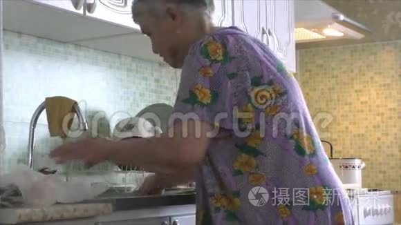 老妇人洗了一个青葱视频