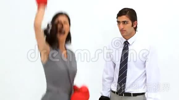 在同事身边戴拳击手套的女人视频