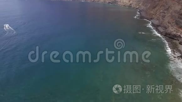 一艘小船在海岸线附近的公海上视频