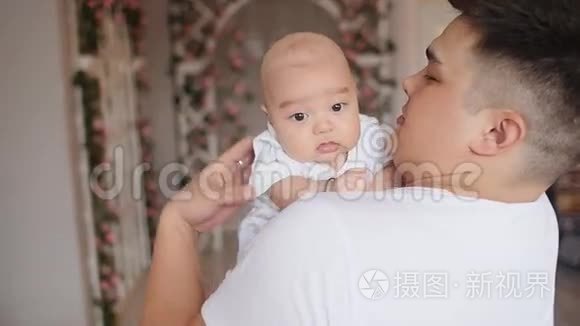 出生在亚洲的婴儿，父亲怀抱