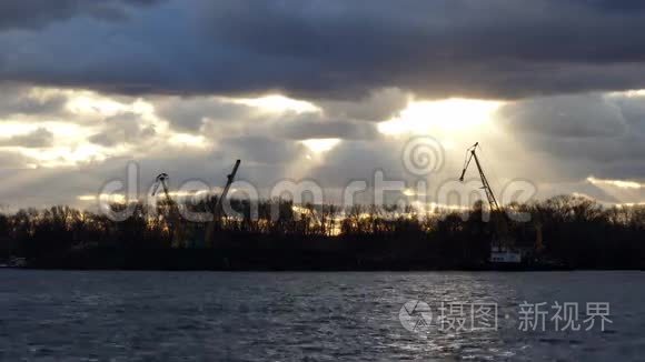 河流建筑起重机和一缕阳光视频