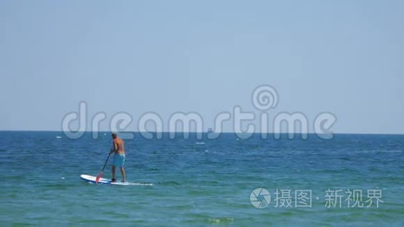 站起来人在夏天的海上视频