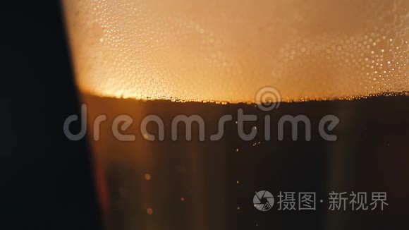 在一个装有新鲜啤酒的大杯子里的泡泡运动