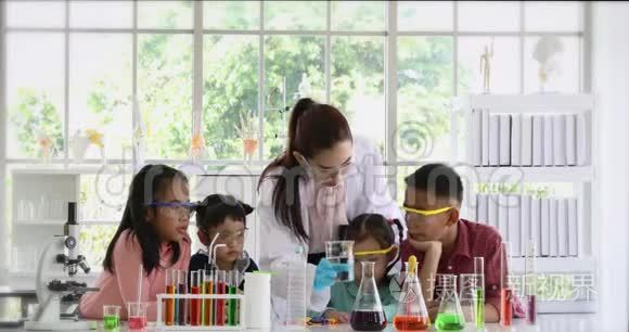 老师教学生实验室里的化学物质。