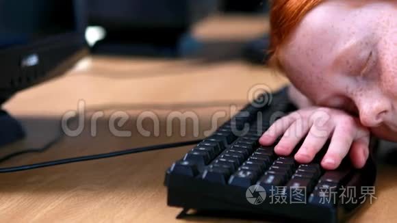 小女孩睡在键盘上