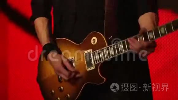 红色背景的吉他手视频
