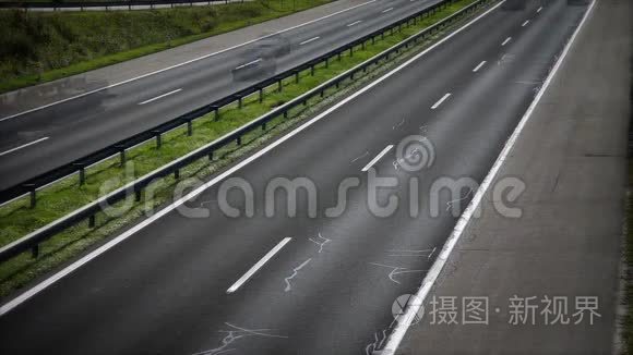 从汽车行驶的高速公路上看视频