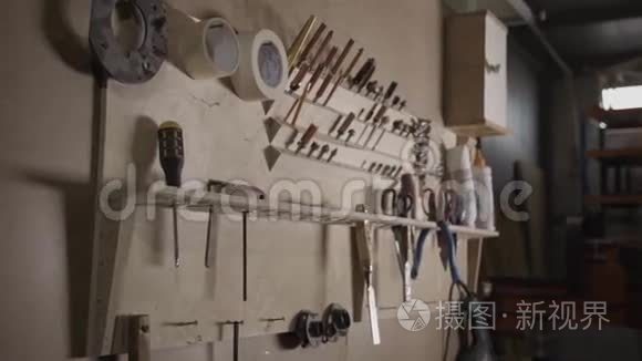 家具厂有不同工作仪器的墙面视频