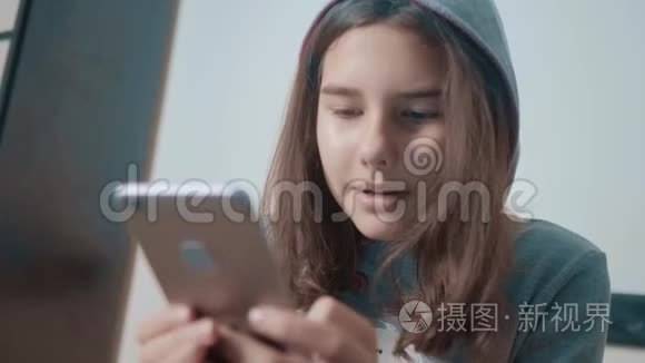 网上购物网上零售服务为主.. 兜帽里的小女孩在社交媒体上写了一条聊天信息