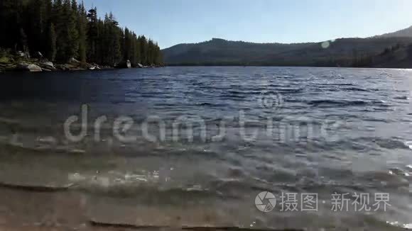 高山湖泊的小急流