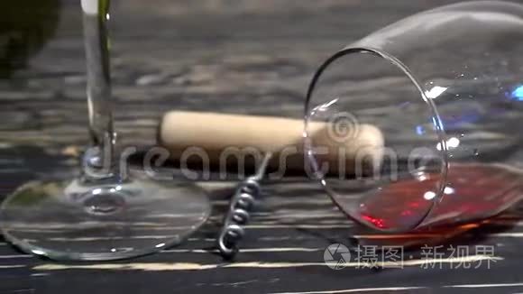 木桌上的螺丝、软木塞、瓶子和一杯红酒