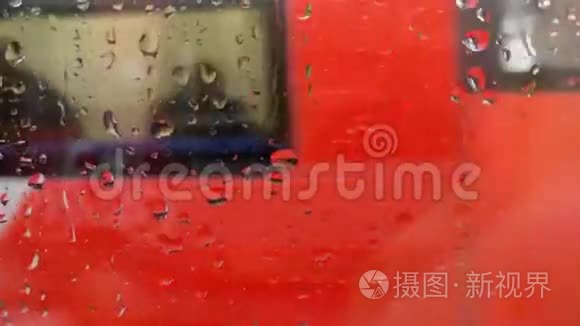 雨滴落在一列火车的车窗上视频