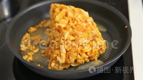 在煎锅里炸香菜视频