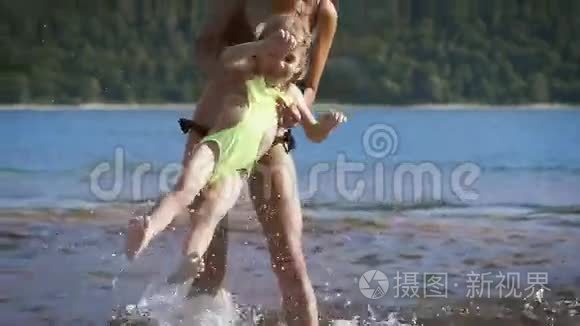 妈妈在公园湖里围着女儿转视频