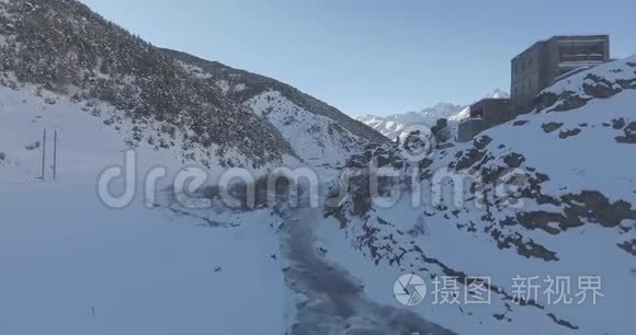 冬季在山区进行空中飞行