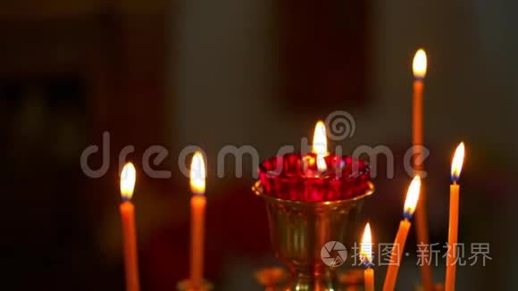 教堂祭坛前燃烧的蜡烛