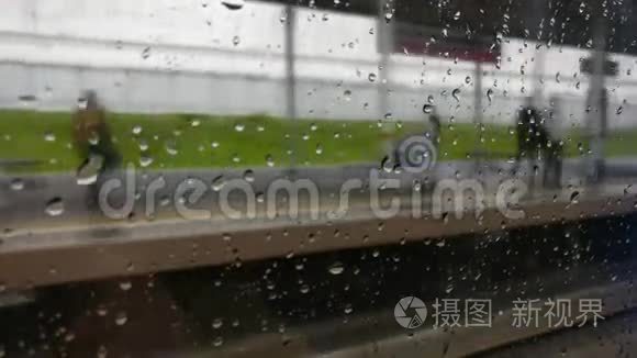 雨滴落在一列火车的车窗上视频