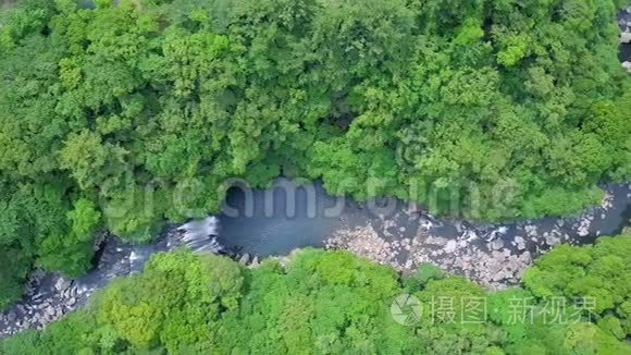 韩国济州岛上春叶瀑布鸟瞰图视频