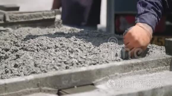 工人在施工现场将混凝土浇筑成大型钢模