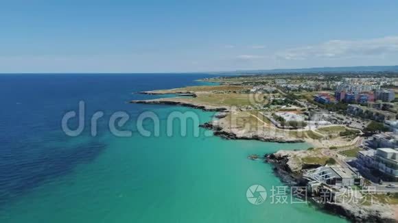 意大利白城垄断和蓝海海岸线视频