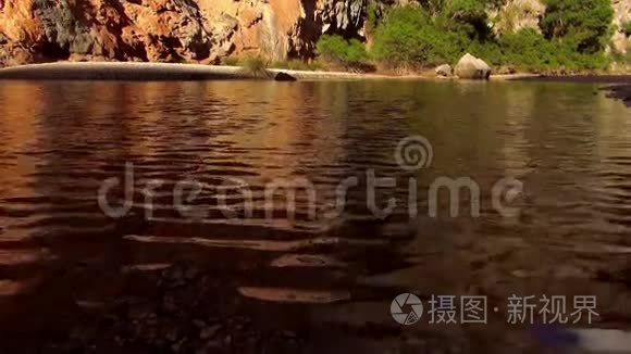 美丽的小山湖大自然奇妙的色彩视频