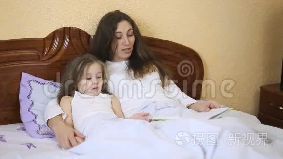 母女在读童话视频