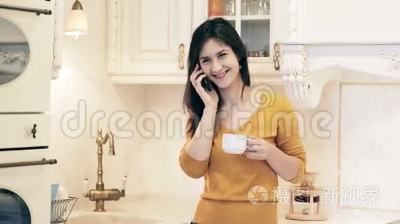 女人喝咖啡，用智能手机