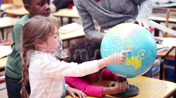 教师向学生展示地球仪视频