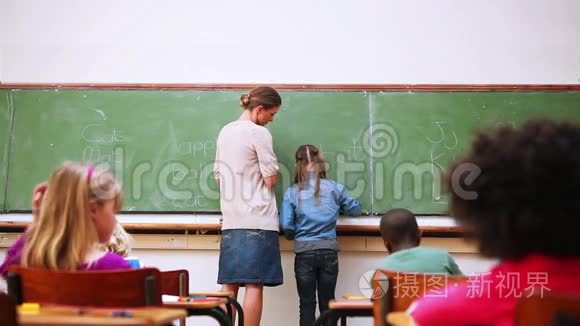 小学生和教师直立站立视频