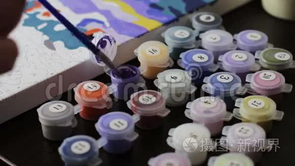 根据数字，用Lilac丙烯酸颜料作画，许多彩色颜料在罐子里作画