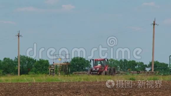 播种作物的农业拖拉机视频