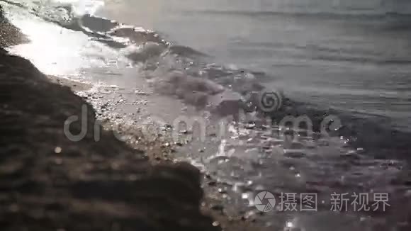 一个人沿着海滨散步视频