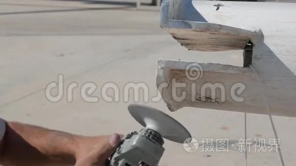 工人用角磨机打磨游艇桅杆视频