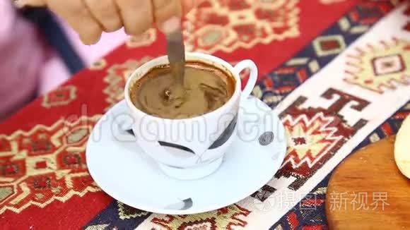 一个人用勺子搅拌咖啡饮料视频