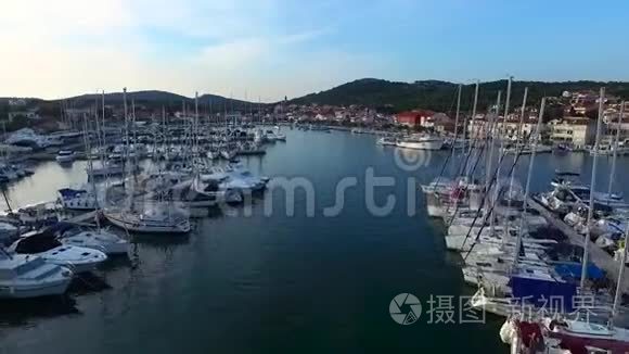 克罗地亚一个小镇的码头鸟瞰图视频