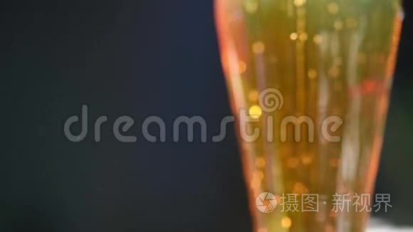 配有一杯淡啤酒的特写视频视频