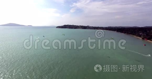 在热带岛屿风筝冲浪。 鸟瞰赤鸢飞海骑手高速骑行.. 旅行概念。 泰国，普吉岛