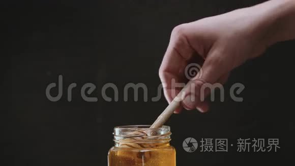 把蜂蜜棒蘸蜂蜜的人视频