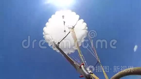 第一次跳伞视频