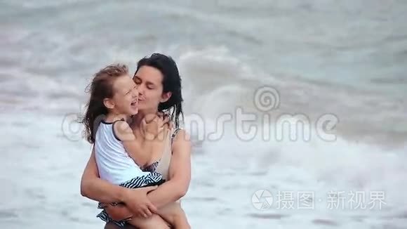 母女俩在海边拥抱接吻视频
