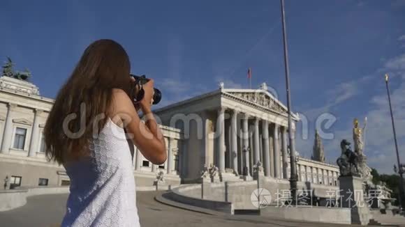 拍摄欧洲建筑的女人视频